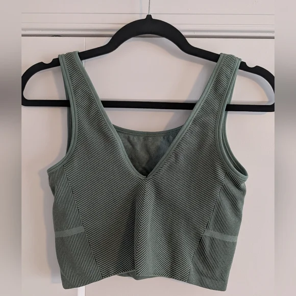Like New!! All In Motion Women's Seamless Cropped Tank - Picture 3 of 4